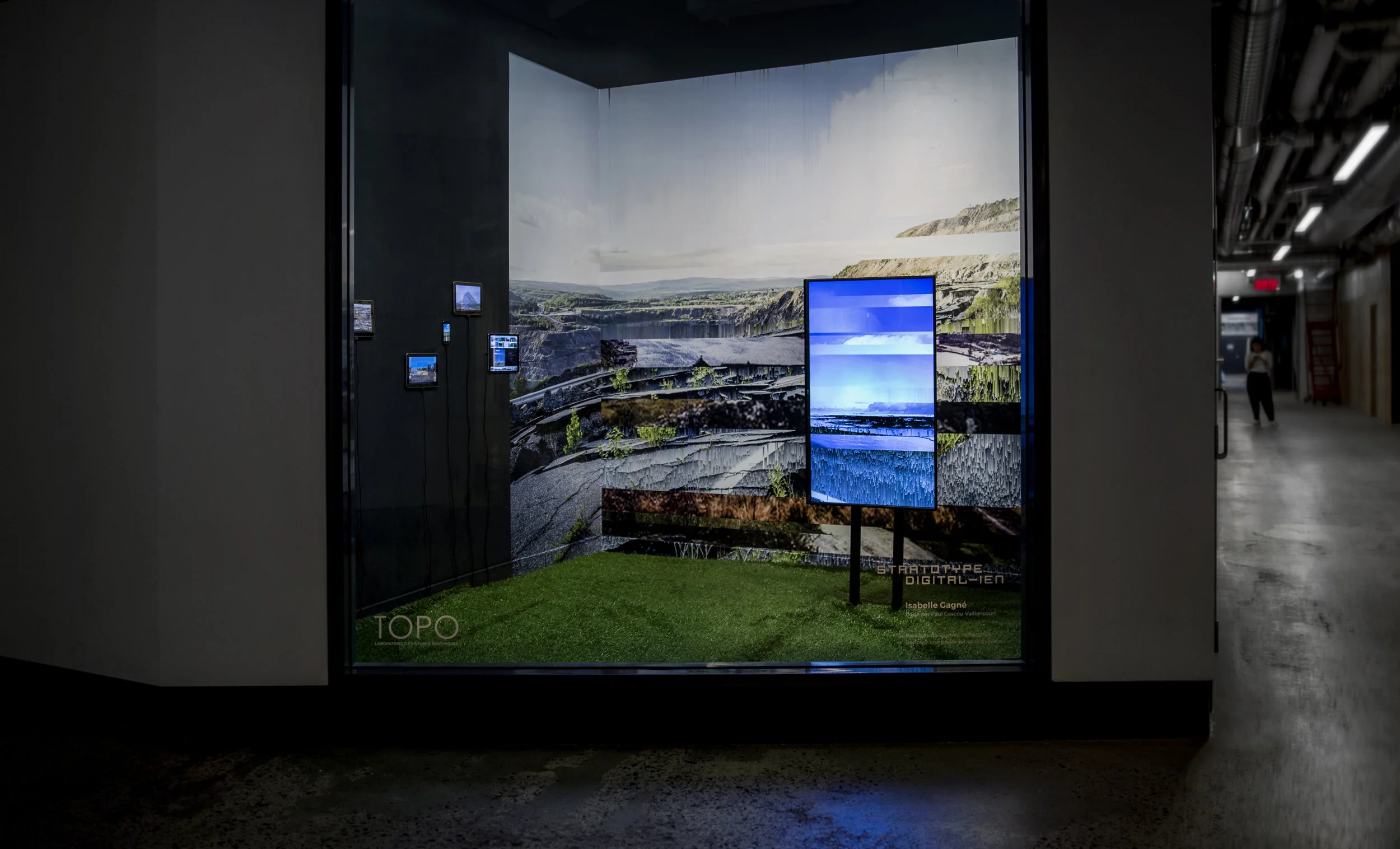 STRATOTYPE_VITRINE01b.jpg