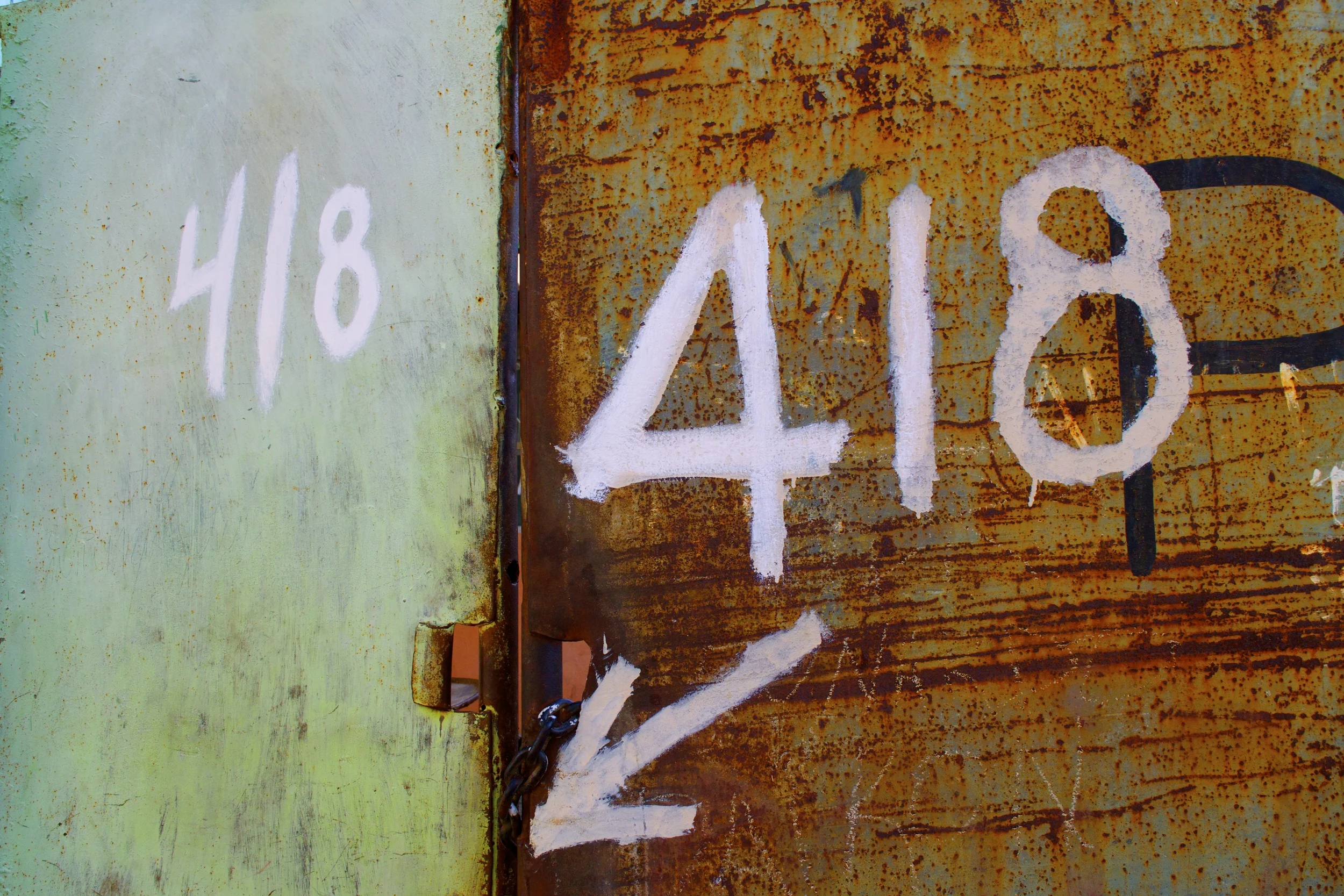 418