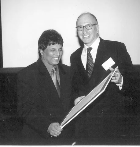 Frank Vogl presents the 2000 TI Integrity Award to Lasantha Wickramatunga