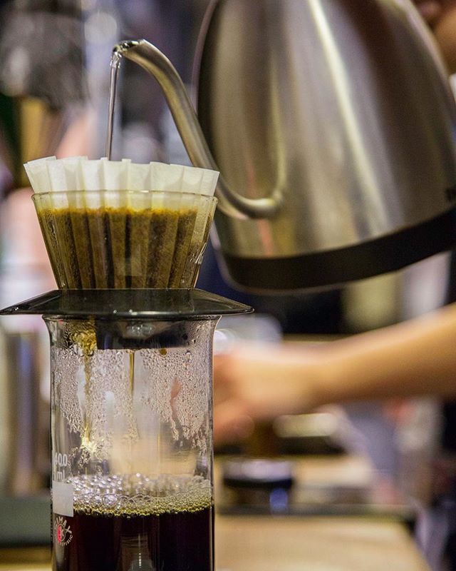We’re always posting about our espresso bar, but we wouldn’t want you to think that we don’t have any love for filter coffee. In fact, it may be our favorite medium🤭🤫@tomszelpal grew up on the stuff back in the U.S. and @andrellya plays a huge role in spreading the gospel of the brew bar here in Hungary. Our partners @casinomocca do some real nice roast profiles, and make tasting and comparing filter coffees a unique experience for our guests. Especially ones that are drinking it for the first time 😉 Can’t wait to break out the brew bar at some fall events! #filtercoffee #brewbar #specialtycoffee #lightroast #coffeecatering #specialtycoffeecatering #casinomocca #coffeegenius #bonavita #bonavitakettle #kalitawave