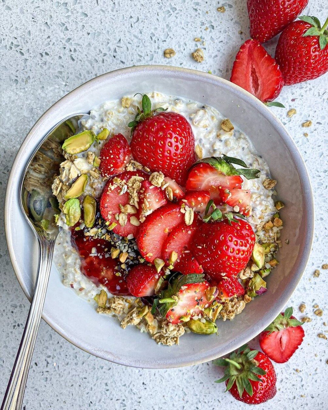 🍓Minimal ingredients but maximum flavour, these overnight oats are the perfect make-ahead breakfast for a quick, easy but delicious start to the day!

Serves: 1 
Preparation time: 5 minutes

👩&zwj;🍳Ingredients

&bull;50g oats
&bull;1 heaped tbsp G