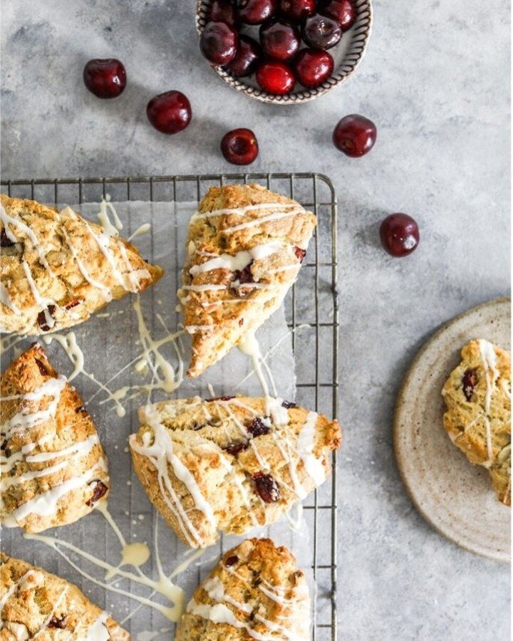 🍒The combination of cherries and white chocolate is gorgeous, and they can be in the oven in under 10 minutes -perfect recipe to enjoy tea time with family &amp; friends! ☕️

👩&zwj;🍳INGREDIENTS 

- 1 flax egg (1 tablespoon of ground flaxseed mixed