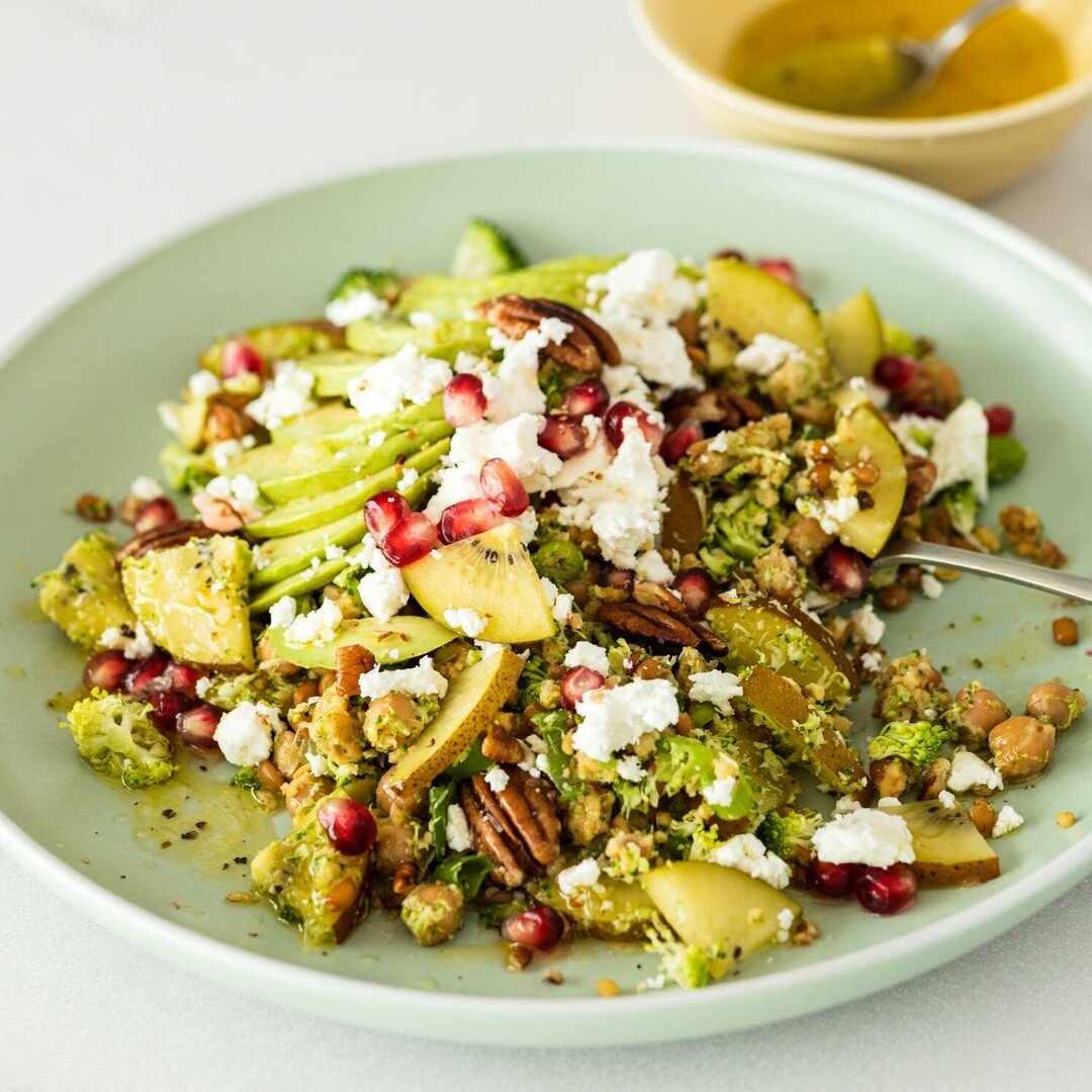 🥦🥝It&rsquo;s got texture, color and literally bursts in your mouth with flavour - really easy to prepare &amp; it&rsquo;s a great make-ahead side dish or potluck dish. 

👩&zwj;🍳Ingredients:

1 medium broccoli, grated
1 avocado, sliced
3 Zespri Su