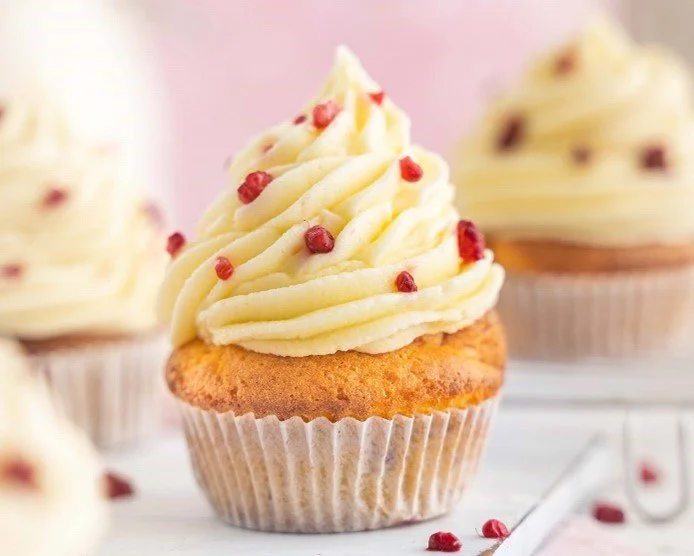 CARR’S HEAVENLY WHITE CHOCOLATE & RASPBERRY CUPCAKES