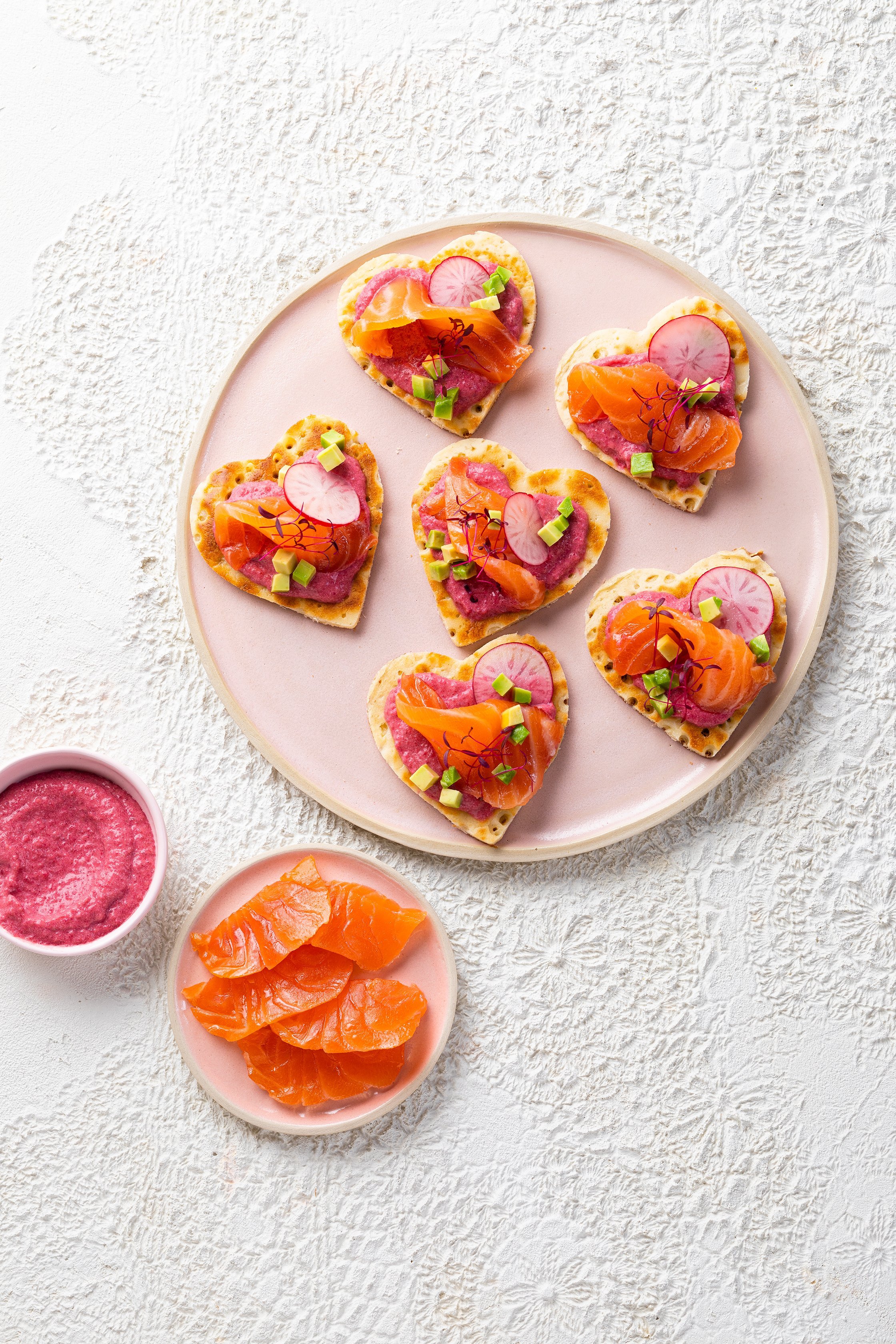 BEETROOT HUMMUS BLINIS, COUPE DU TSAR® AND RAW VEGETABLES