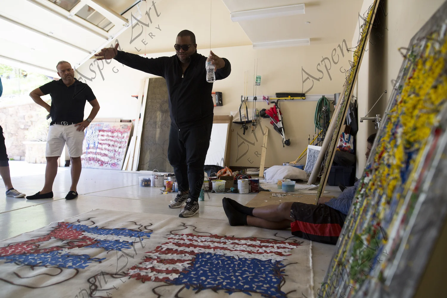 Orchestrating the creation, under the eyes of Damian Guillot, owner of the Aspen Art Gallery.