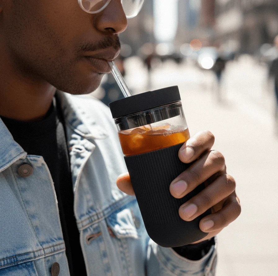 Tumbler_Closeup_man_carbon_1.webp