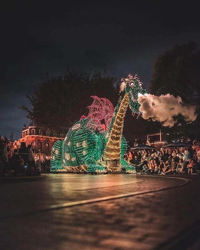 The Main Street Electrical Parade is peak #Disneyland nostalgia. It will forever hold a fond place in our hearts.
📸: @parkhoppingduo