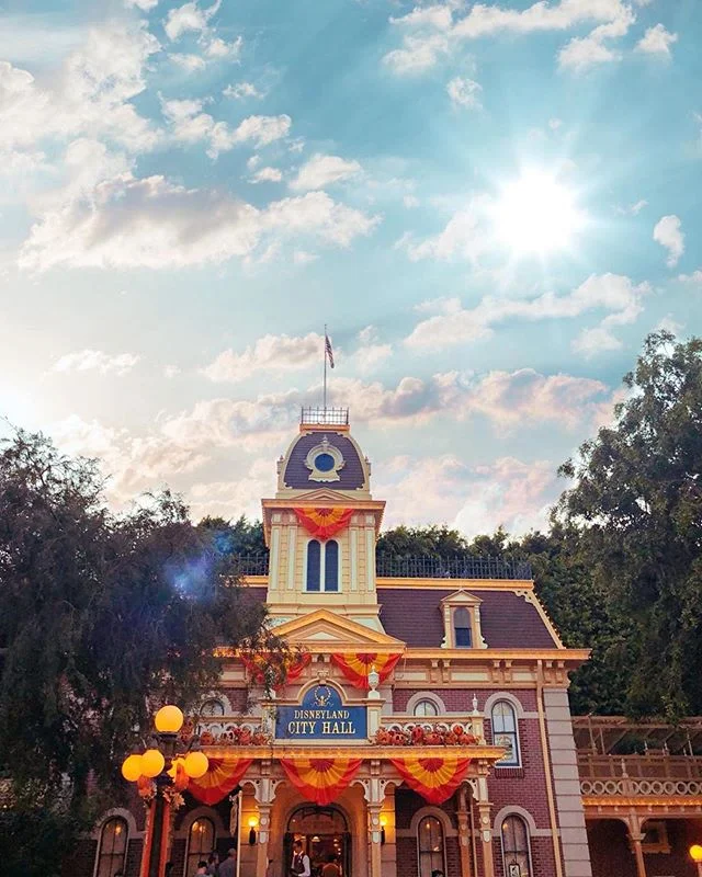 It&rsquo;s not autumn until #Disneyland&rsquo;s City Hall says so. 🎃🕸🍂
📸: @disneysisters