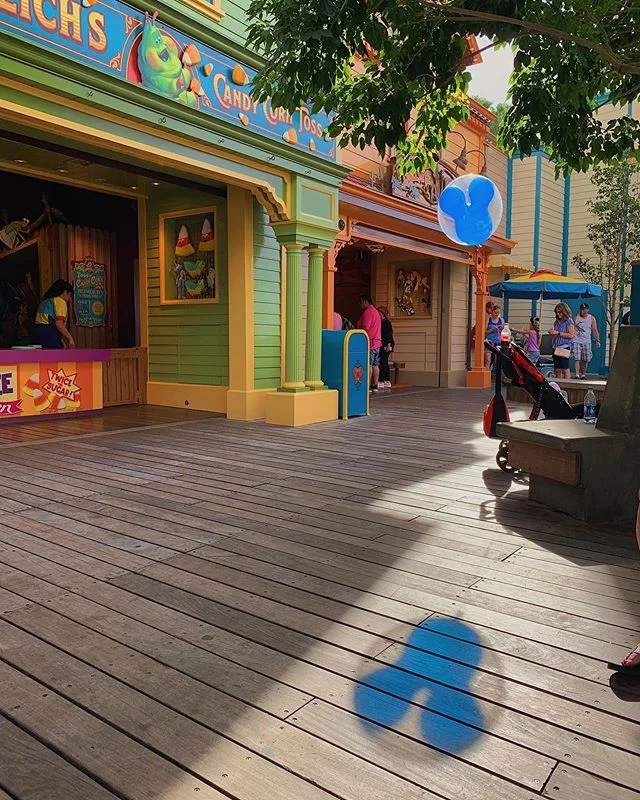 At Disneyland, there&rsquo;s magic at every corner. ✨🎈
📸: @jenesysdestiny