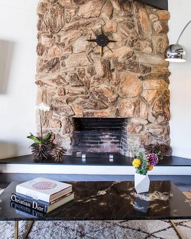 Just add 🔥 for maximum #midcentury coziness.
📸: @larrealestate