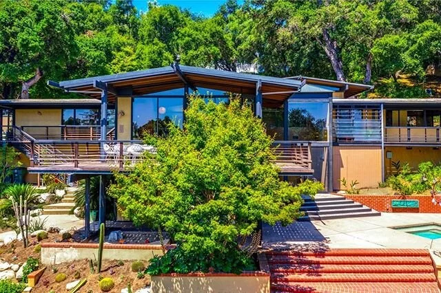 Got a five million dollars laying around? This #midcentury dream by Buff, Straub and Hensman in Pasadena, CA, frequently featured on @transparentamazon, is on the market and there&rsquo;s no way to feel anything but pure obsession.
📸: @kevinedgephot