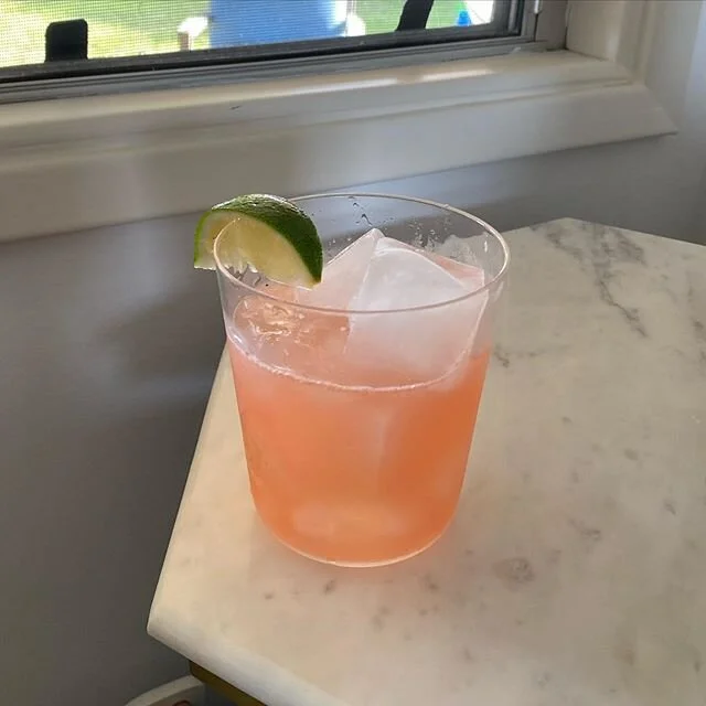 Bars might be open in LA but stay-at-home cocktails are delicious and the most cost-effective way to enjoy a lazy Sunday. Plus, you can make em as strong as you want 😉⁣
⁣
🥃: Strawberry Daiquiri