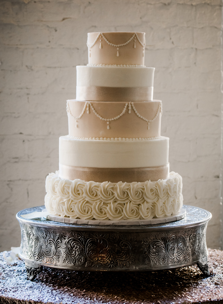 virginia-wedding-photographer-melissa-bliss-photography-wedding-cake-detail-photo.jpg