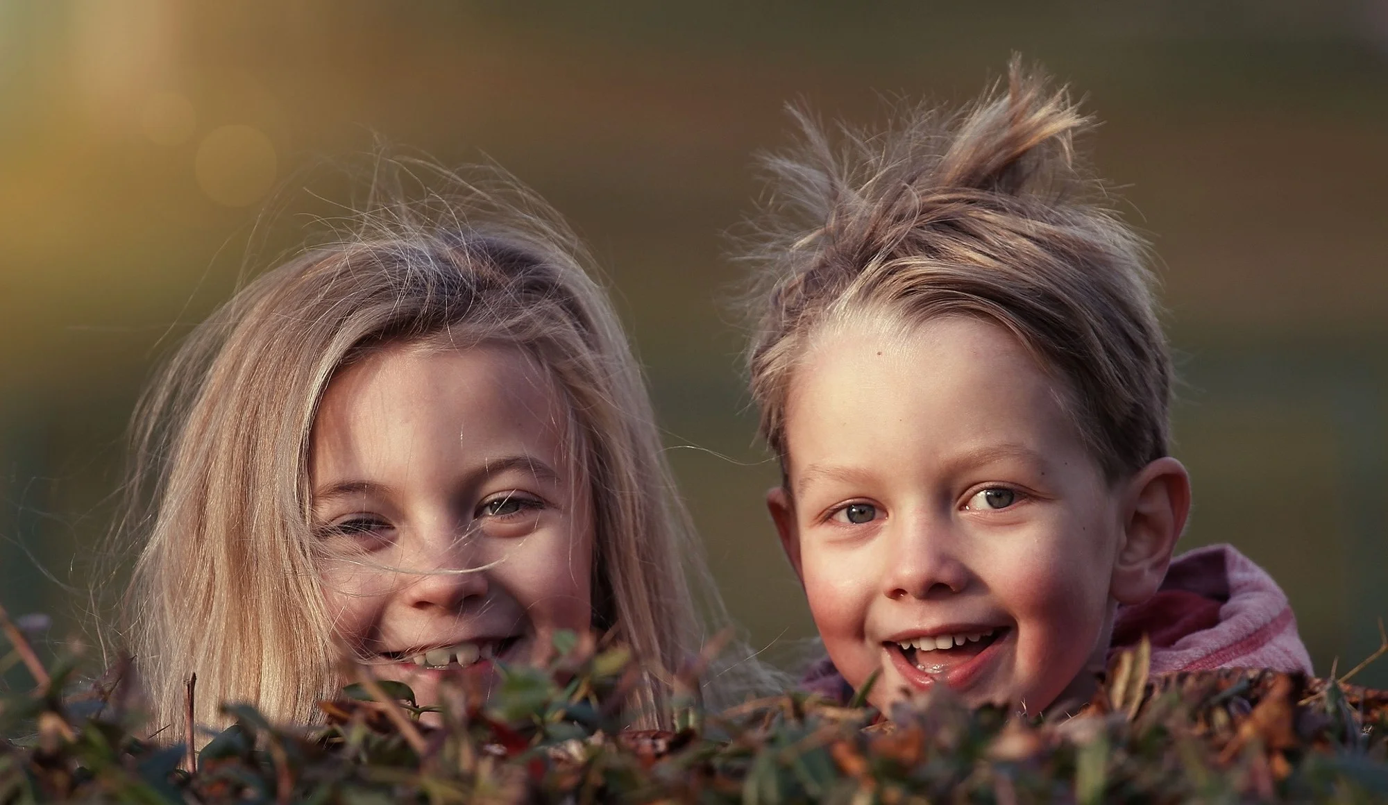 Bildet viser to smilende barn