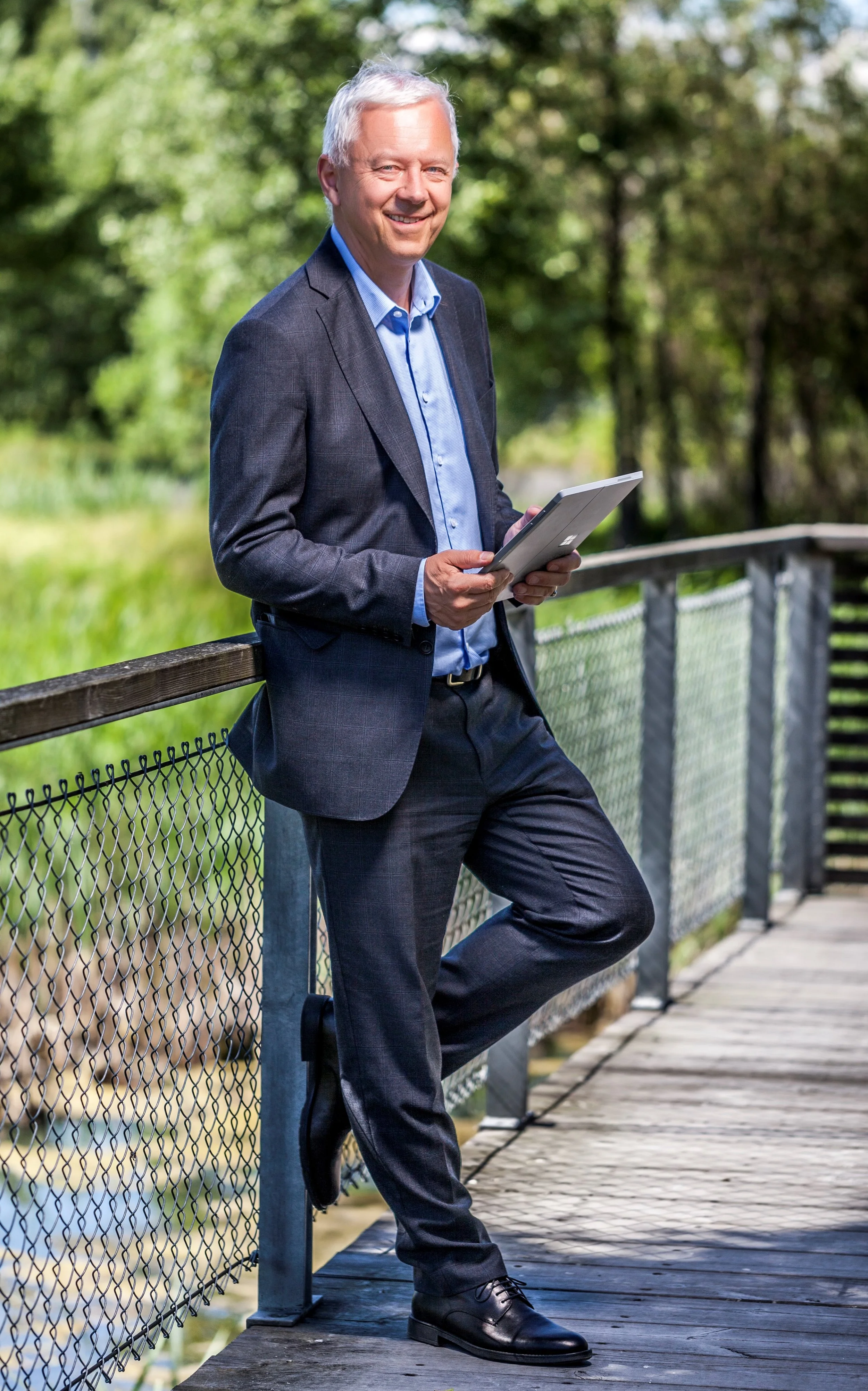 Bildet viser Bjørn O. Hopland ute med PC