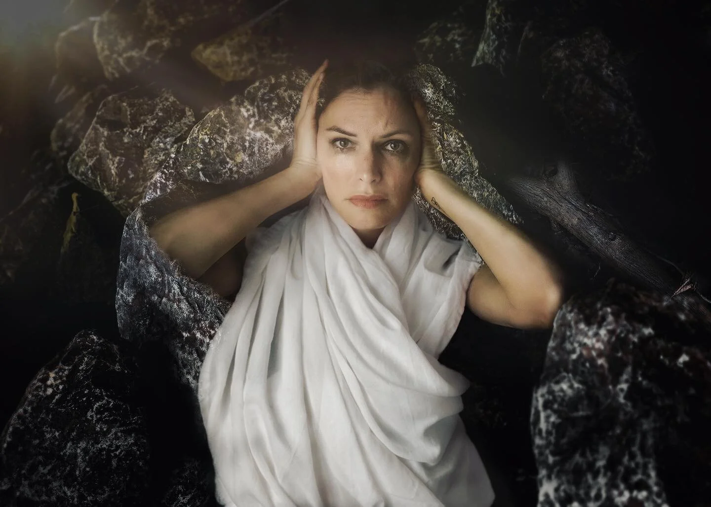 When the stick and stones don&rsquo;t break you but&hellip;

#SelfishGrace #selfportrait #selfportraitphotography #selfportraitphotographer #artists_untethered #selfportraits_on_fire #conceptphotography #photographer #model #muse

#cps_concepttocreat
