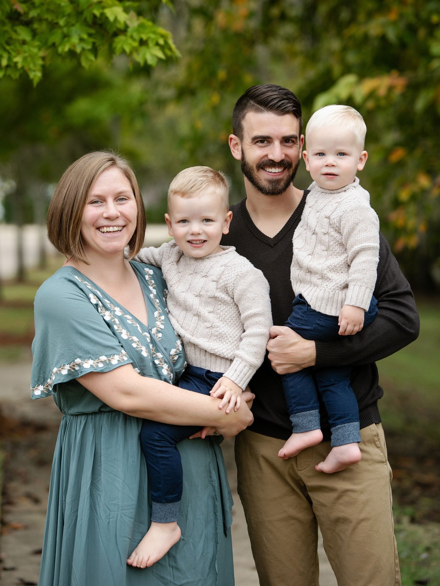 The Holiday Pop-Up Portrait Shop is happening this month &ndash; November 16 &amp; November 23. Grab your kids and pets and come for a quick, pain-free family photo you can use for cards and gifts. 

Reserve your spot online - link in bio 📸