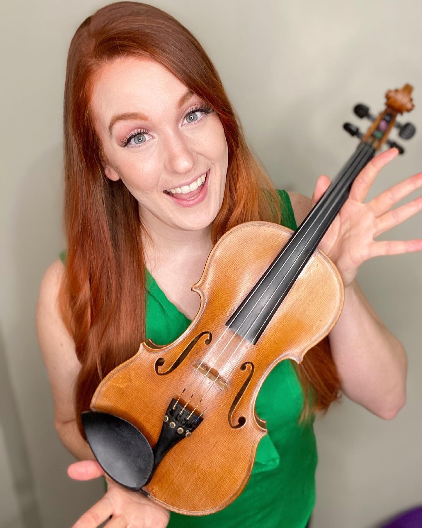 ☘️🎻 HAPPY ST. PATRICK&rsquo;S DAY!🎻☘️
-
Last year was the first time in MANY years that I haven&rsquo;t been working on March 17th. Even before I went to my first March ComicCon, I would have at least one 12 hour day of playing multiple shows aroun