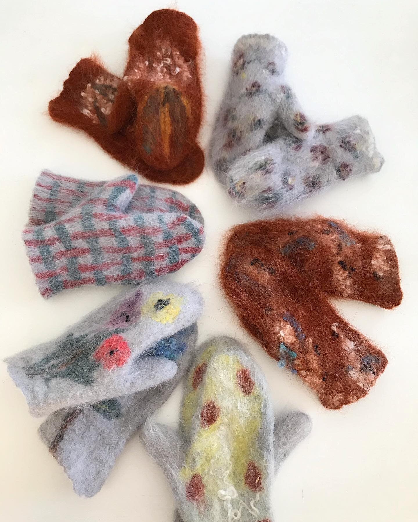 We wet felted mittens today! It was very satisfying and a major workout! 🥵 Thank you to one of our newest instructors @sovalarisa for sharing this process with us! Your love for wool is infectious. #wetfelting #felting #wetfeltingmittens #yegworksho