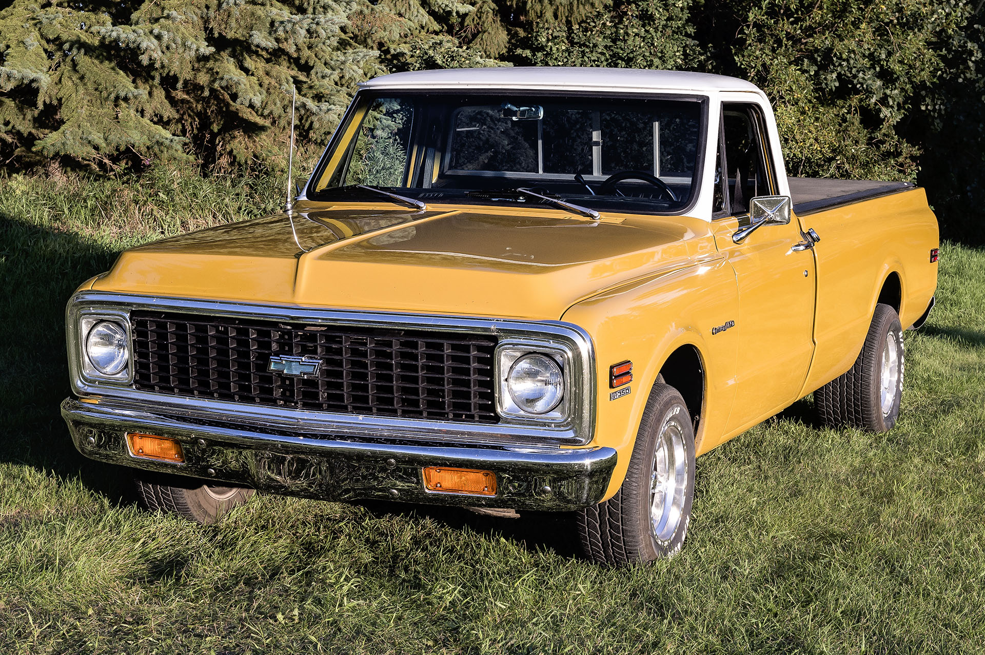 
1972 C10 – Long Box Engine is a 355 Crate Engine, coupled to a 700 R4 Automatic Transmission Rear Diff is a 373 Eaton Posi. Truck has a new updated wiring harness, classic instruments Gauge Cluster. It has a Retro Auto Sound System, and, a new original classic style interior. Paint and body work done locally in 2014. You will see this truck at many local Just Kruzin events. 