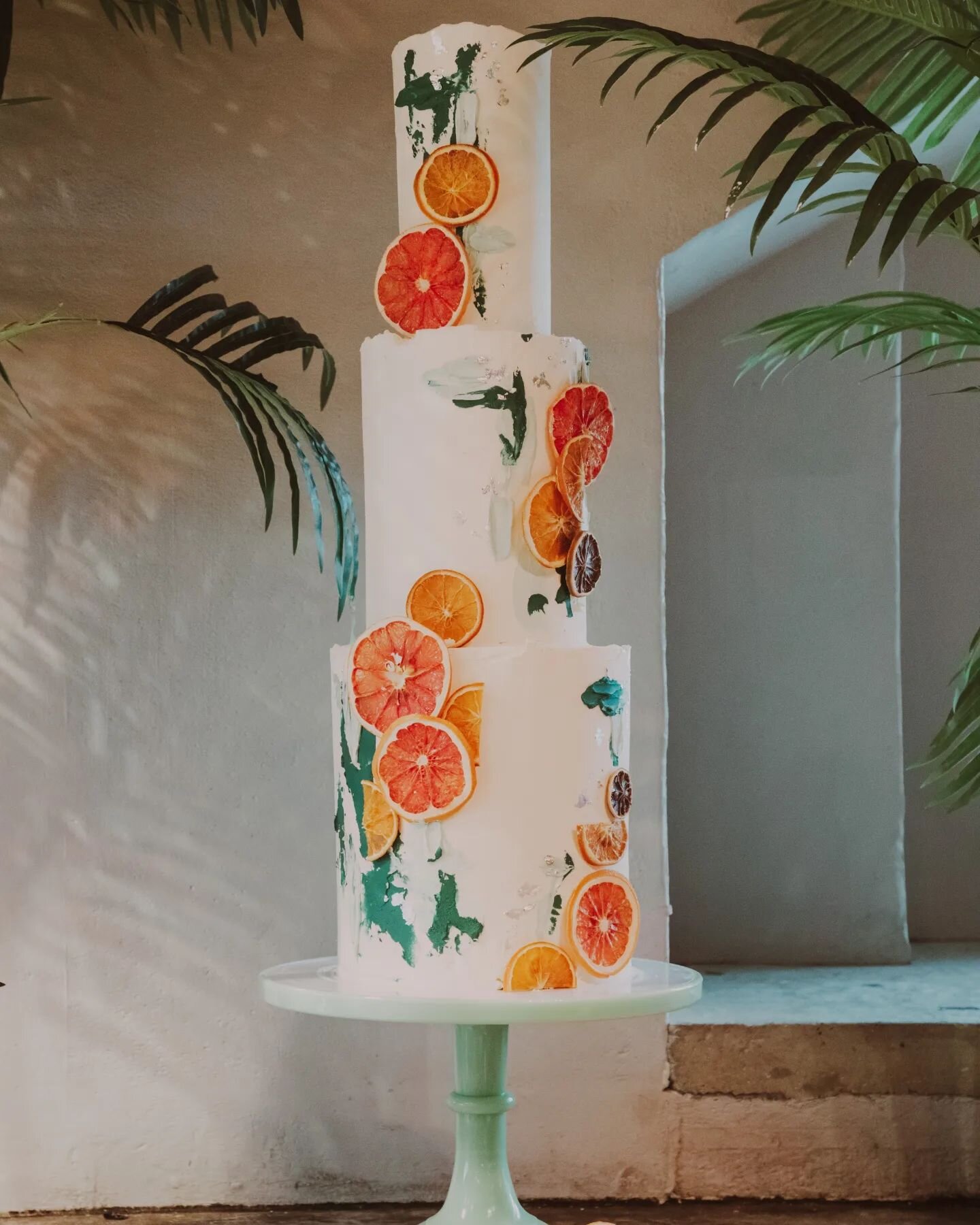 Finally, the sun is shining and I can share with you this gorgeous citrus wedding cake that I created for Patterns in Brighton's wedding showcase. Drawing inspiration from the Mediterranean, It was an honor to have my creation displayed alongside oth