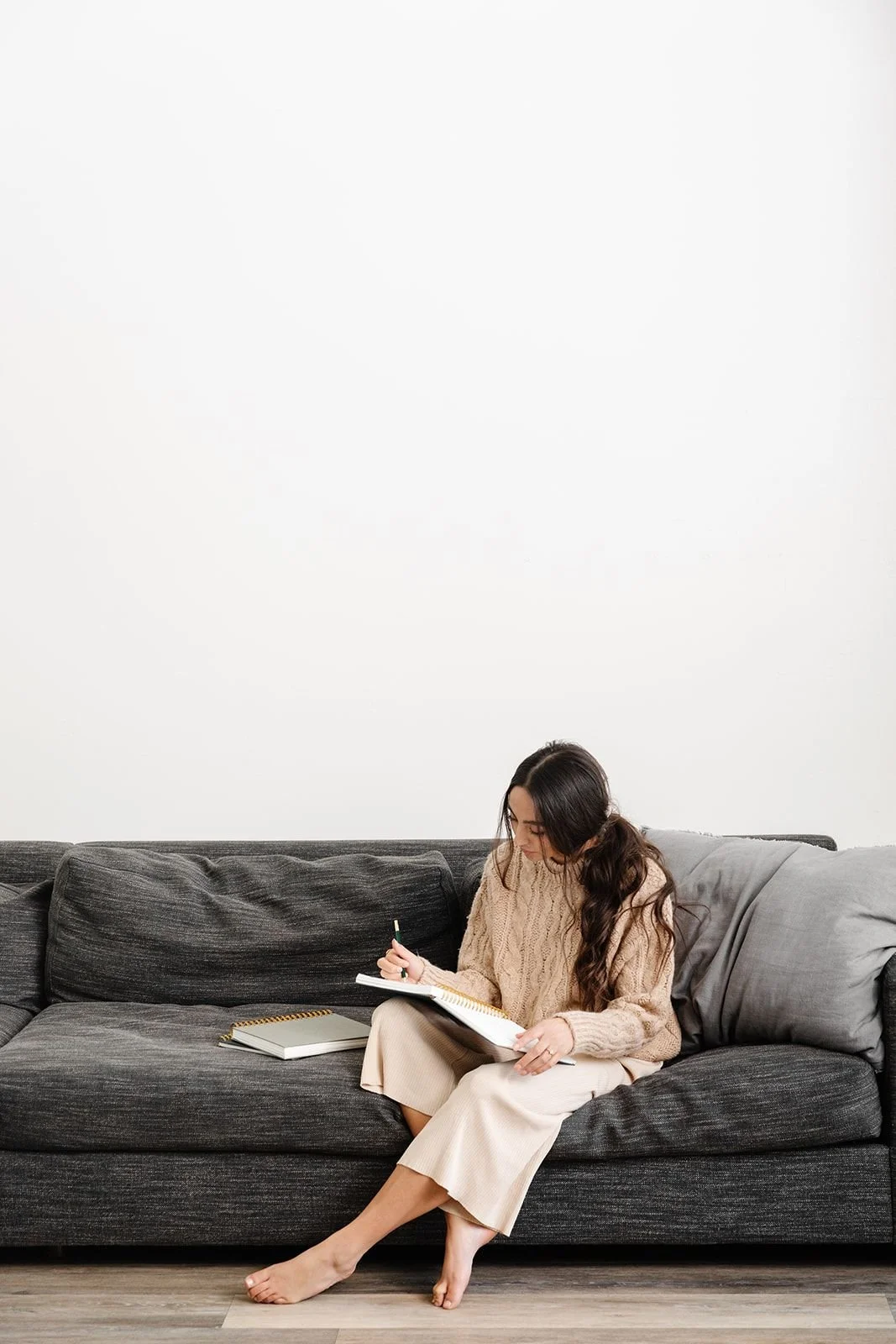 25 Journal Prompts for Gratitude &amp; Reflection