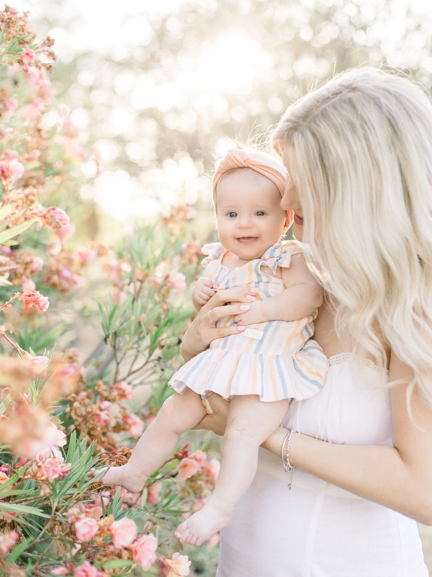 Holding onto the very last blooms of summer while soaking up these sweet snuggles. 

Mini sessions open for booking today at 10 and I can&rsquo;t wait to capture your family in the current season you are in. 

Direct link in bio