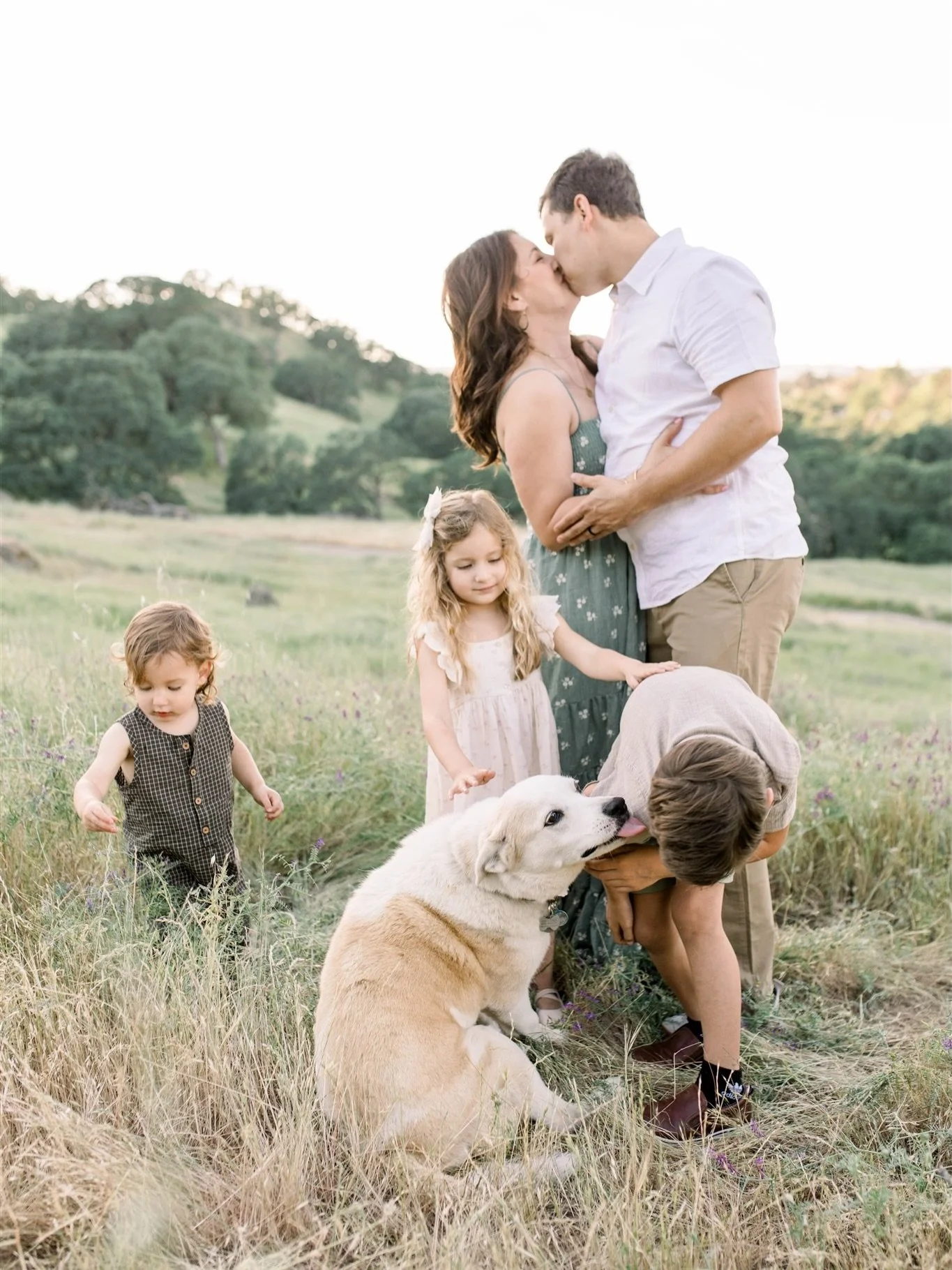 Spring photos just hit different. Nobody&rsquo;s squinting in harsh sun, nobody&rsquo;s sweating, and the flowers are out here doing half my job for me. 

Throw in the cutest family and it&rsquo;s a win/win for all of us!