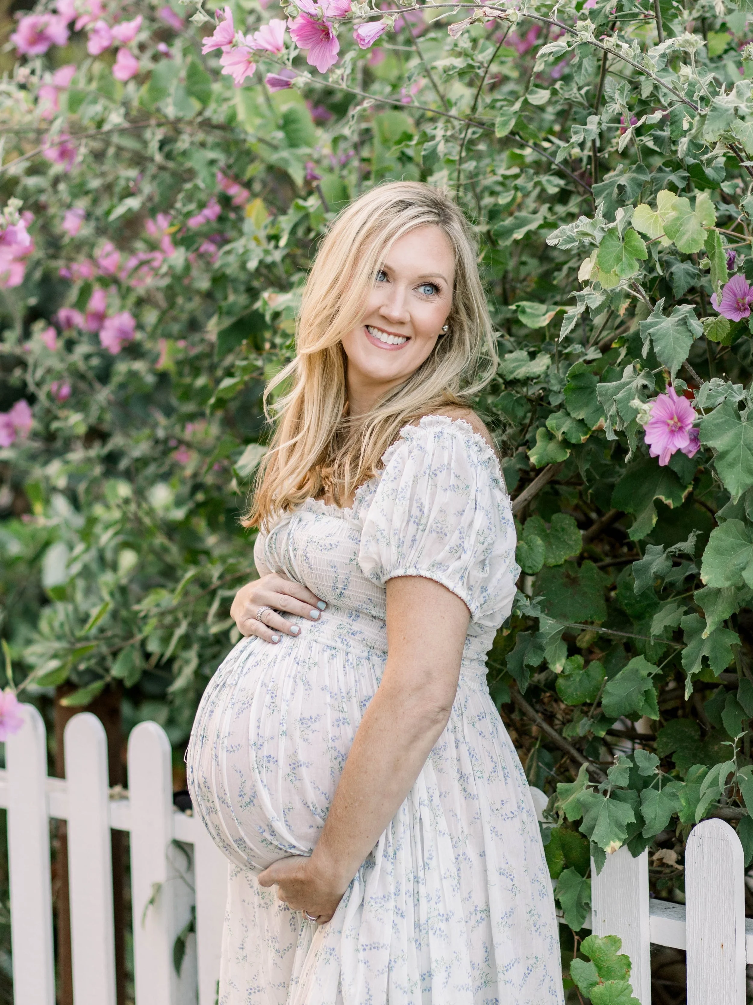 Baby number 4 is in bloom for this sweet family (who I&rsquo;ve been photographing for 10 whole years!!) So excited to meet their sweet baby boy next month!

Mamas dress provided by LPP client closet
HMUA: @makeupbybrittanyelise
