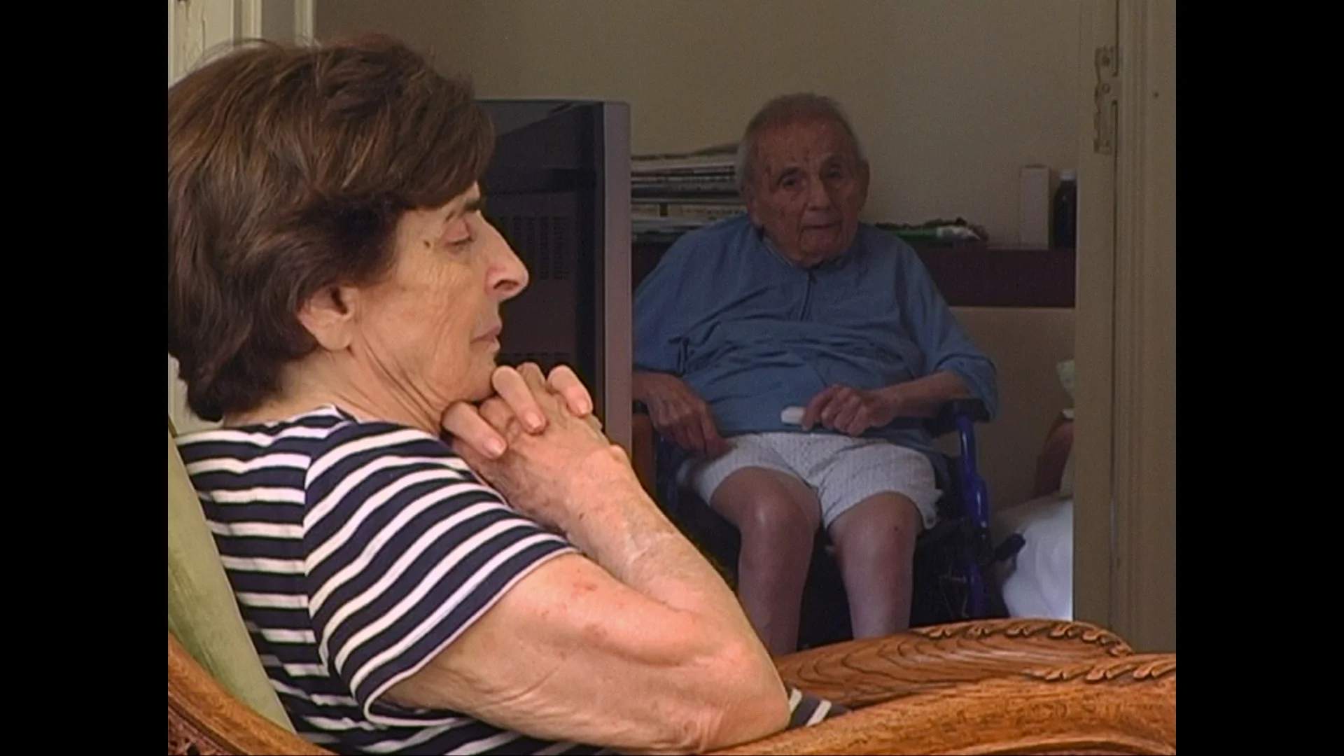  المخرج سيريل عريس يمنحنا هنا واحدًا من أفضل الأفلام العائلية على الأطلاق، مسائلة للعمر والذاكرة وألاعيب القدر عبر حكاية الجد والجدة  […]  بهدوء ودأب وحميمية ملفتة نصير ضمن أفراد العائلة، نعايش معهم مأساة أكثر ما يثير الفزع فيها أنها اعتيادية، تحدث ف