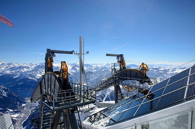 This beautiful building integrated installation is located at the terminus of the #MontBlancSkyway , the tram gains 2,162m in elevation from #Entr&egrave;ves (1300m) to #Helbronner (3,462m). The ride takes a breathtaking 10 minutes. @energyglass.eu w