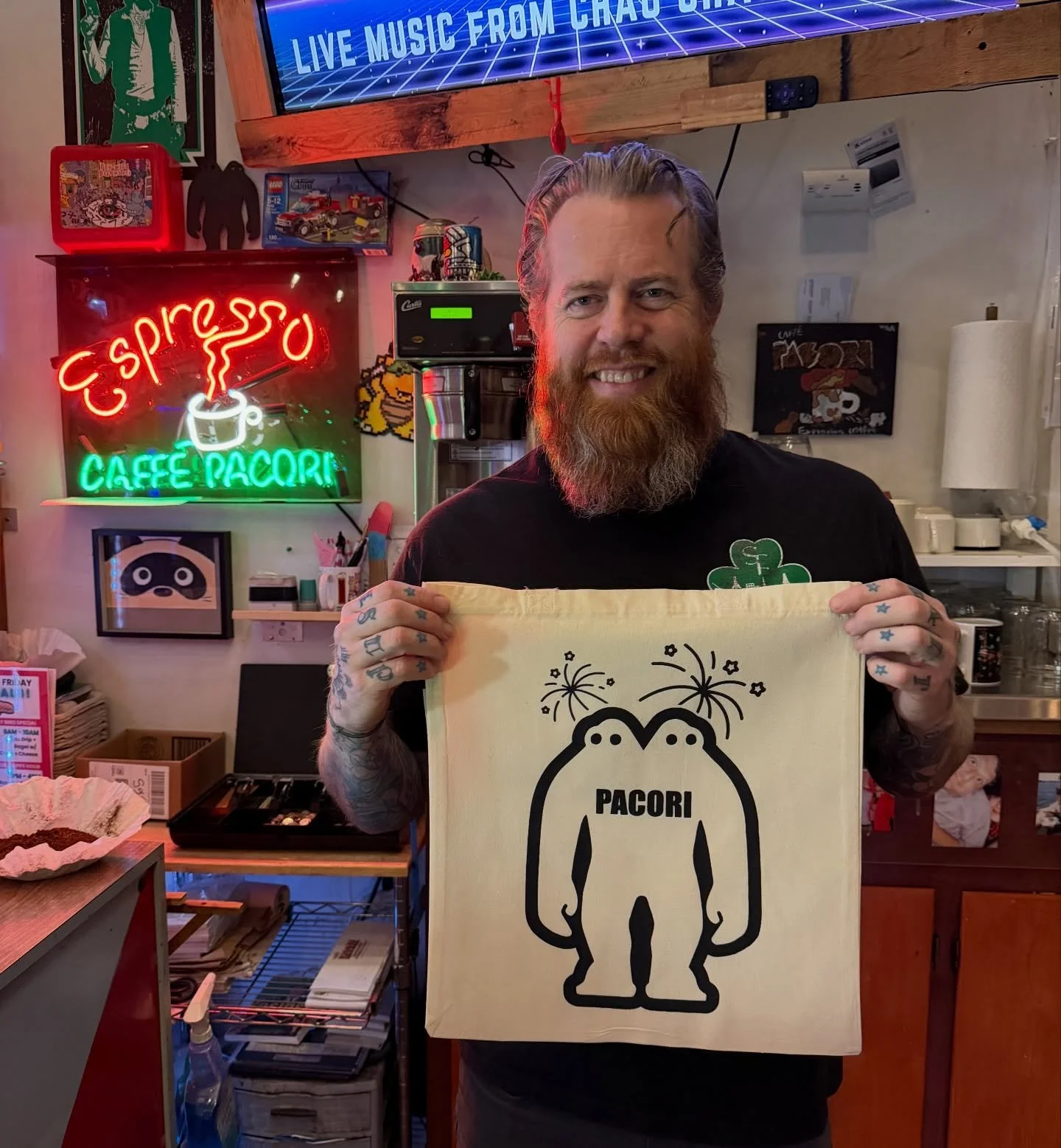 January totes just dropped 🖤🎇

Buy 3 lbs of beans and grab a free Pacori tote, designed + hand-printed by the always-amazing @mint__cookie__ 

While supplies last!

Pacori Store | 255 Wallis St, Eugene

#CaffePacori #Pacori #MintCookieDesigns #Euge