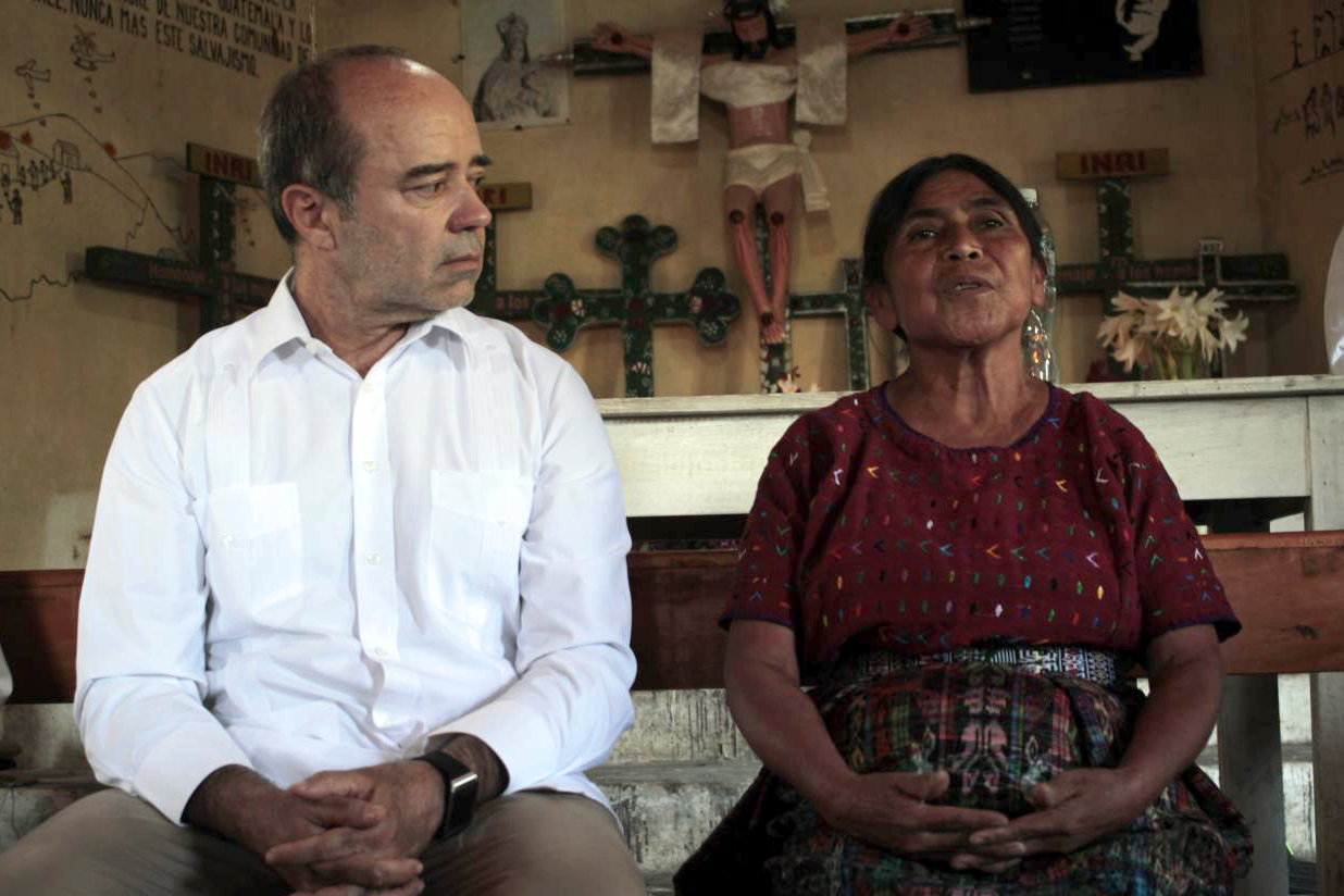 Juez Roberto F. Caldas, presidente de la Corte IDH conversa con una de las sobrevivientes de las masacres en Rabinal.