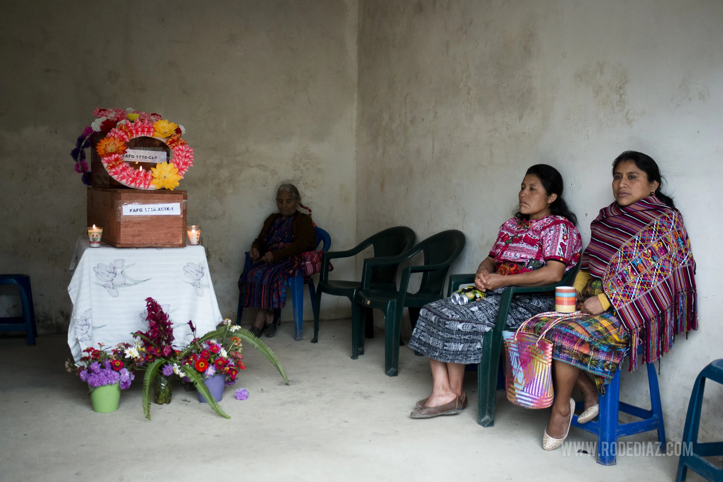 La familia Cruz, durante la velación de los restos de sus familiares una de ellas no tiene nombre porque murió recién nacida.
