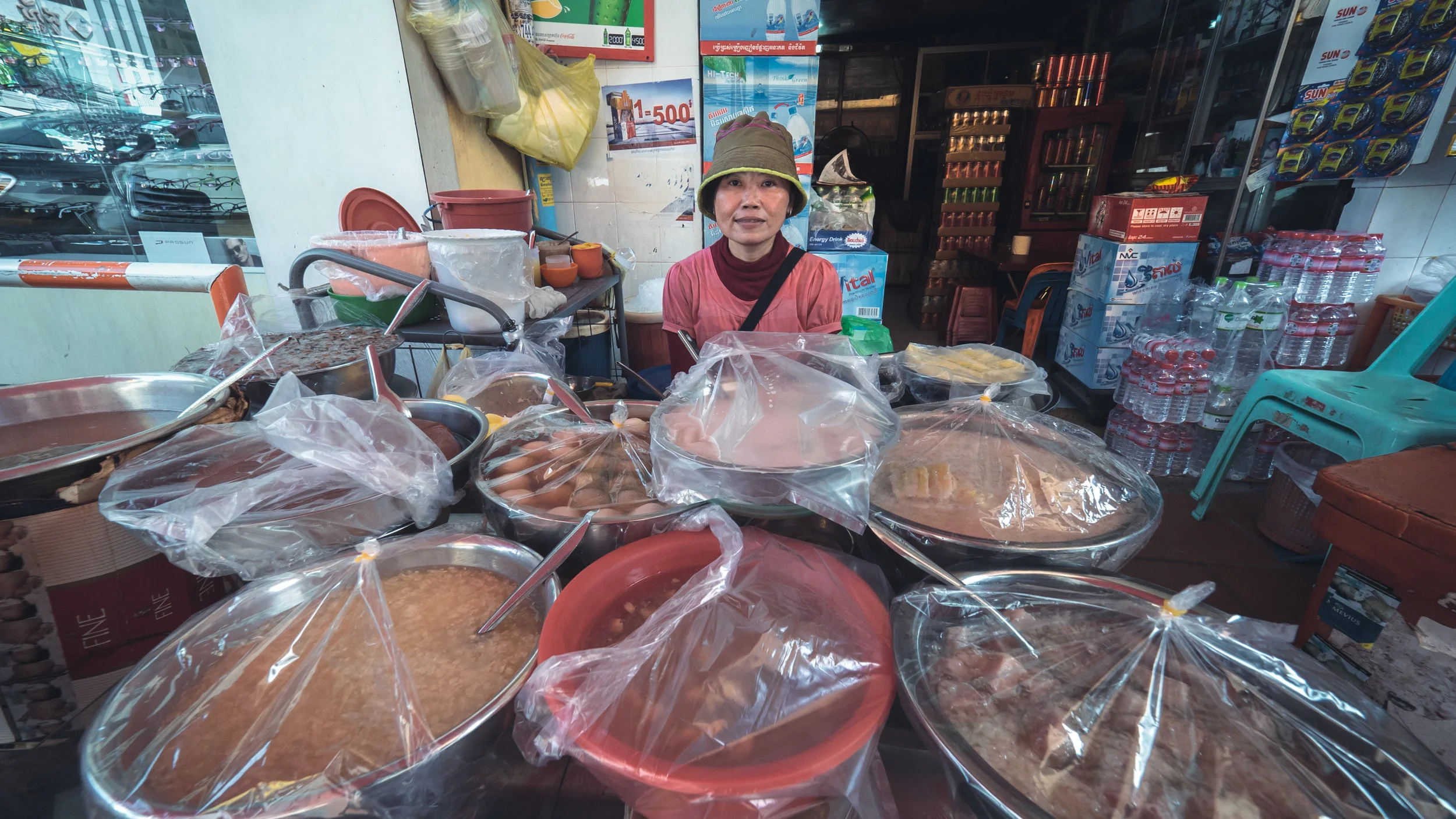 Long time I haven't post because I was busy on the shooting of my next short movie SONS OF APRIL. But I can't resist to share my favorite place for Khmer Dessert in Phnom Penh. Did quite some stops at this lady shop during the shooting of @sons_of_april The banana pudding called Chet k’tis is a marvel :-)
