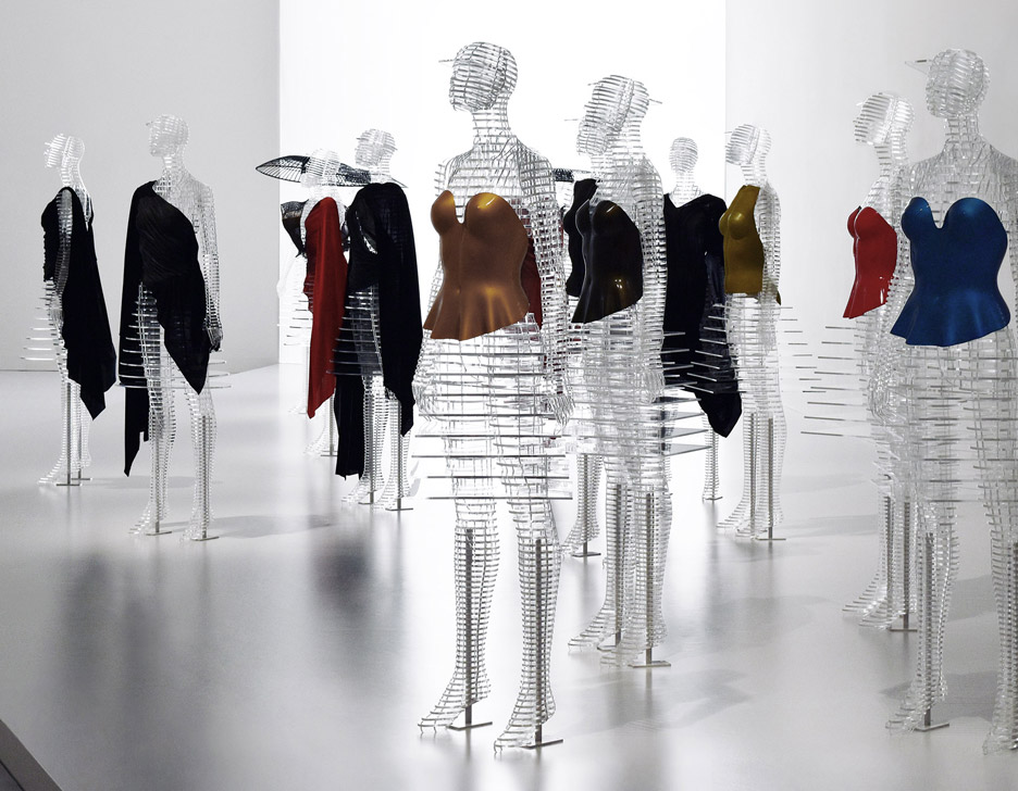 tokujin-yoshioka-issey-miyake-exhibition-tokyp-japan_ransparent-body-installation2.jpg