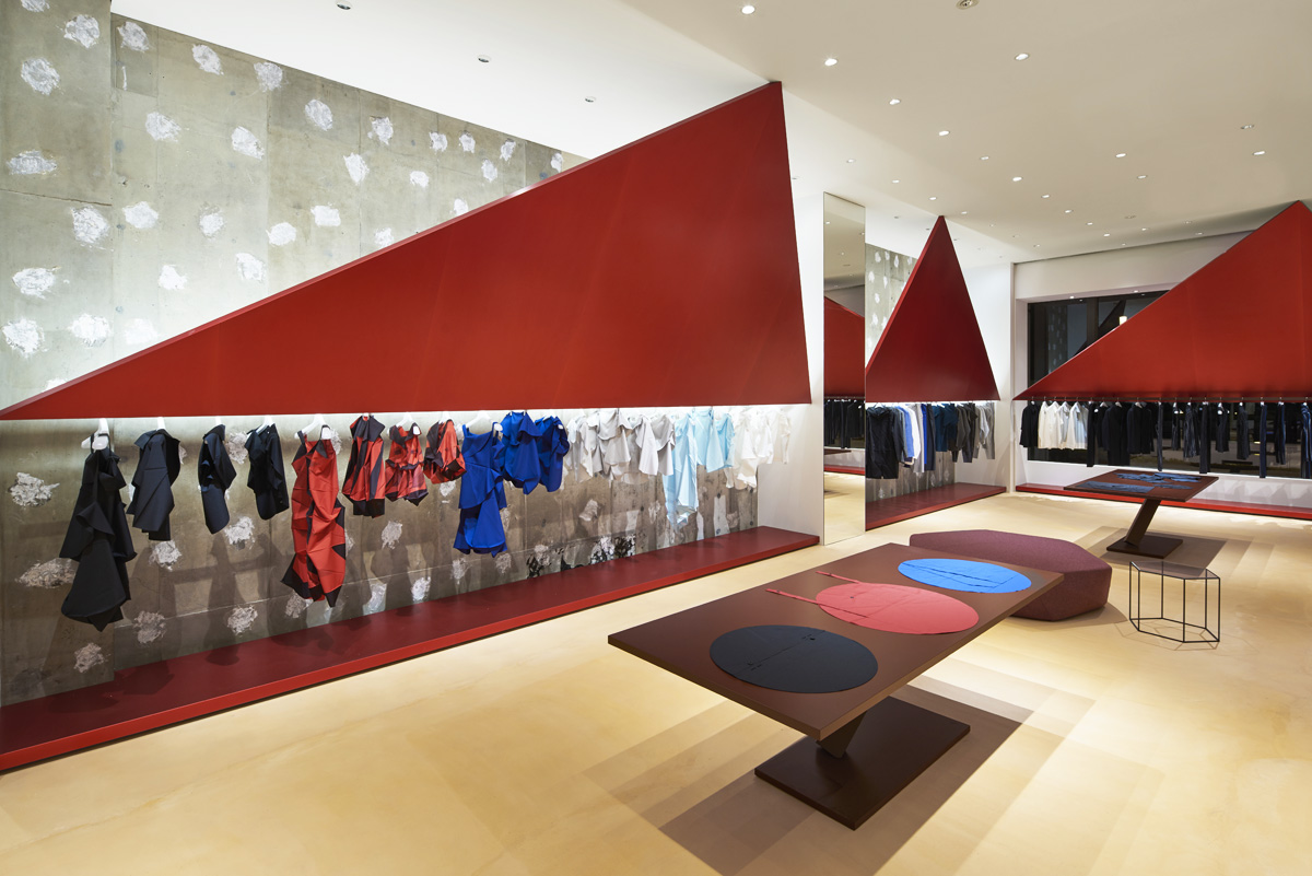 1-issey-miyake-marunouchi-store-by-tokujin-yoshioka-tokyo.jpg