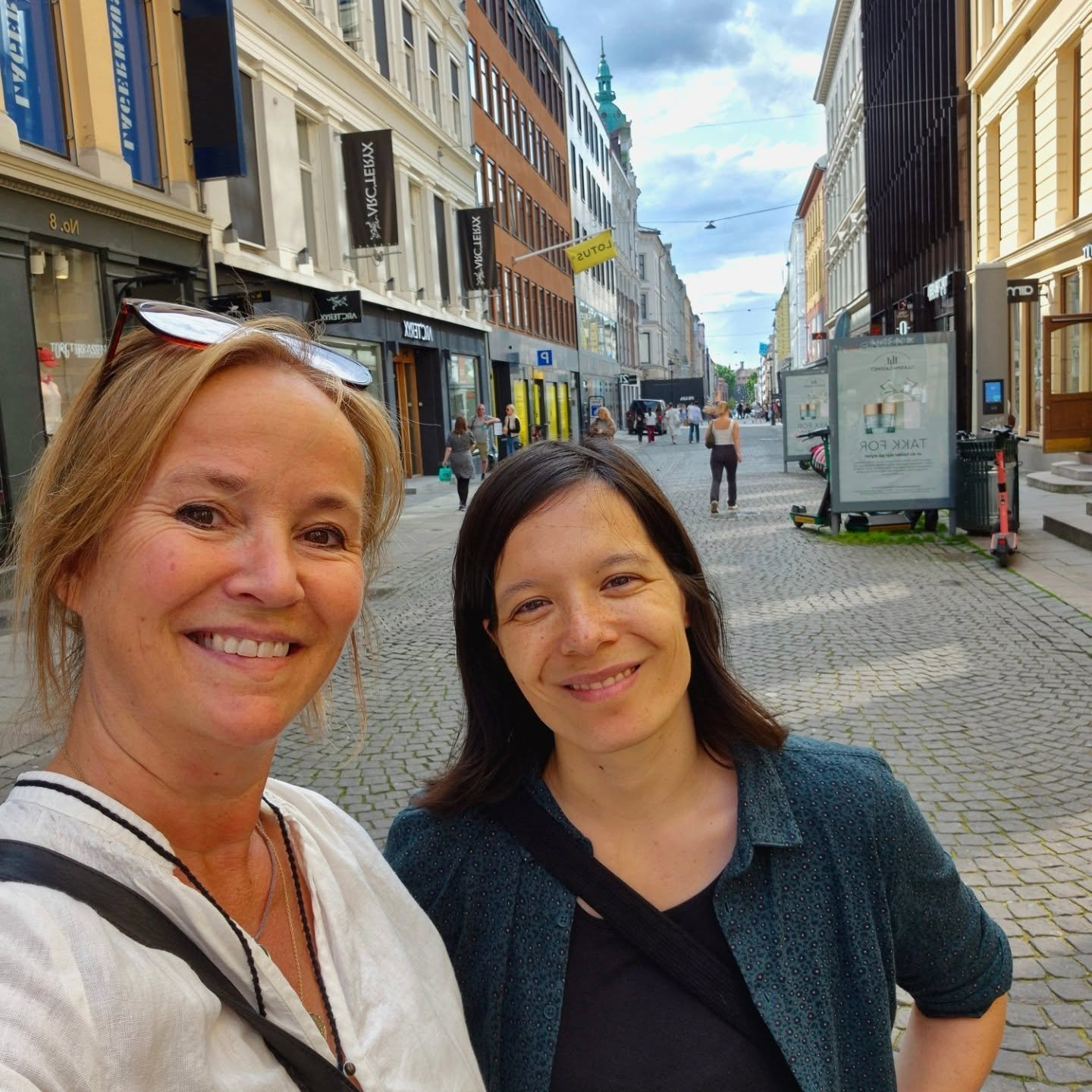 🤩It is such an honour to publish Aim&eacute;e de Jongh's graphic adaptation of William Golding's Lord of the Flies in Norwegian!📚
📚🖋🌟Thank you @aimeedejongh for taking the time to sign copies at @tronsmobok and @outlandoslo 
#fluenesherre
#qltur