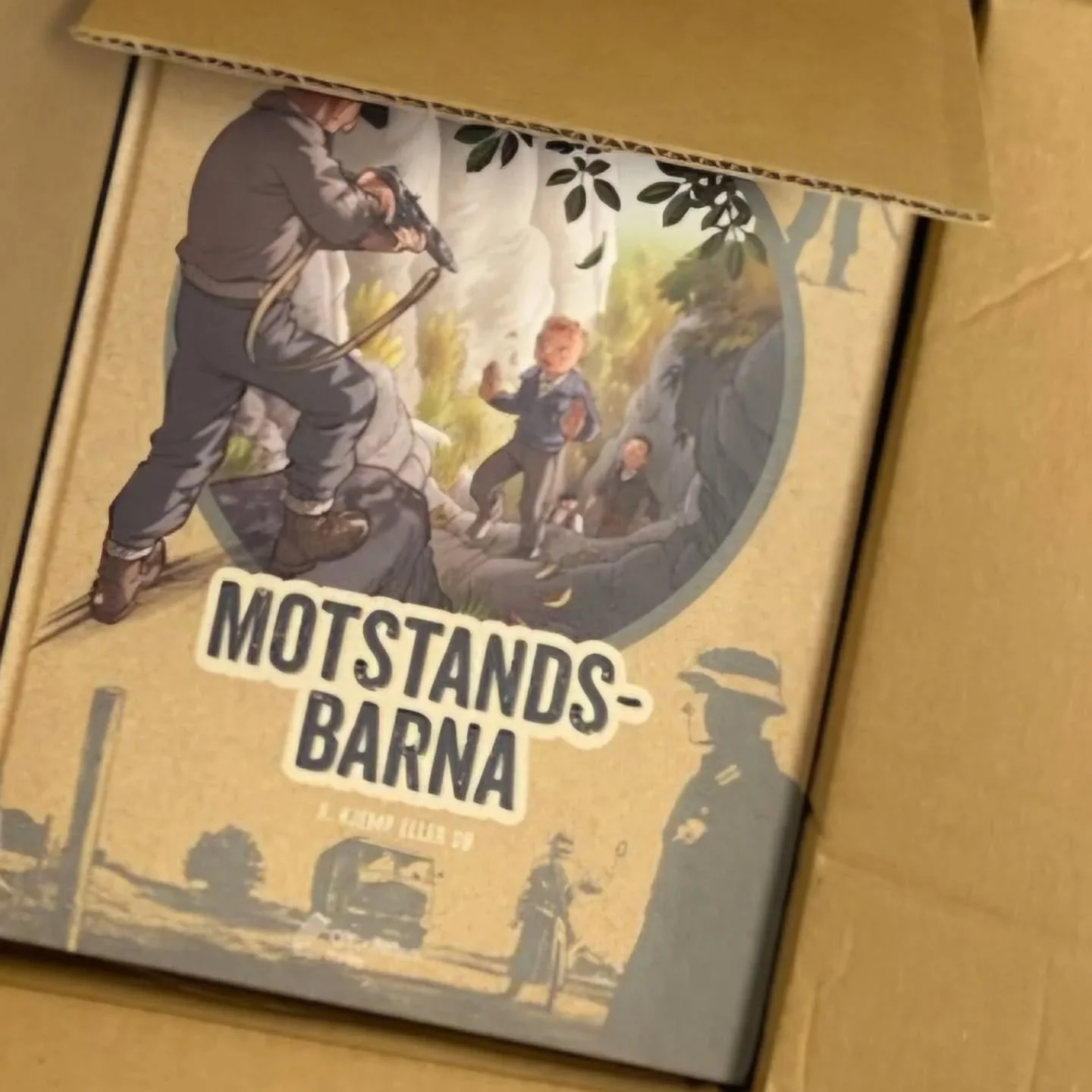 Neste uke kommer fortsettelsen av tegneserien Motstandsbarna! Bind 8. Kjemp eller d&oslash;.
Bestill din kopi allerede i dag hos din bokhandler:)
Dette er nest siste bind i den popul&aelig;re serien. 
Den er ogs&aring; innkj&oslash;pt av Kulturr&arin