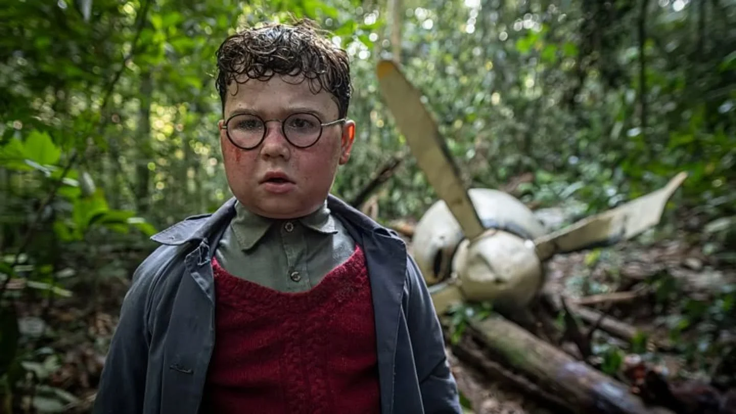 Photo:BBC/Eleven

I morgen skjer det!  Lord of The Flies som TV- serie for aller f&oslash;rste gang p&aring; BBC.🎬

Miniserien p&aring; fire episoder er regissert av BAFTA-vinner Marc Munden og manusforfatter er ingen ringere enn Emmy- og&nbsp;Golde