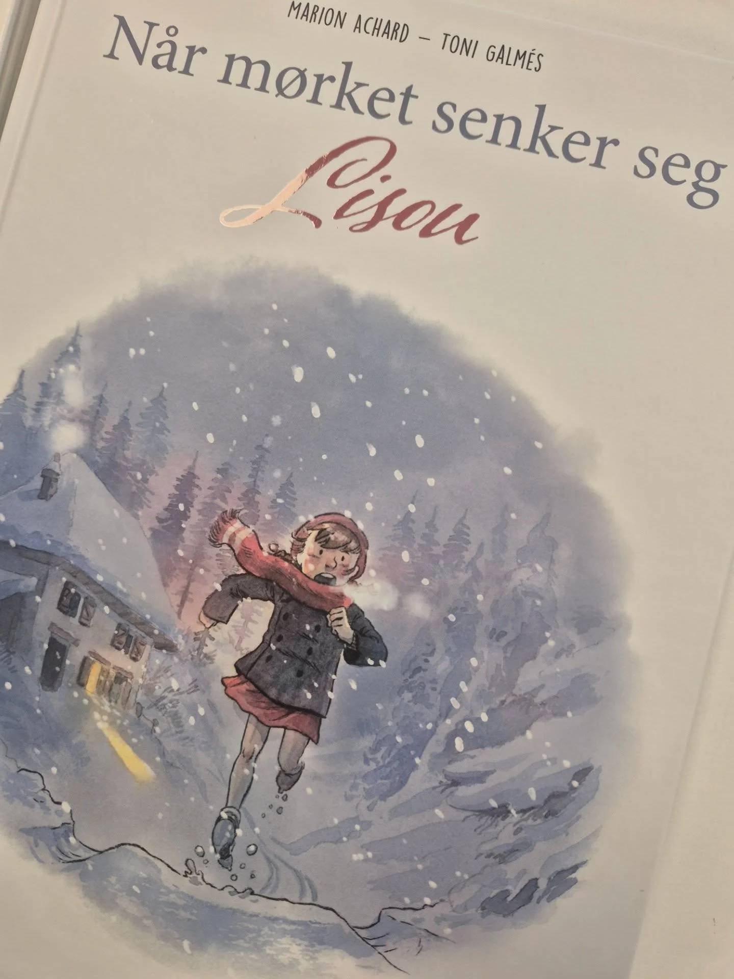 Vi har mottatt de f&oslash;rste eksemplarene av den sterke historien om Lisou.
20.04 kommer boken ut og den er bare helt nydelig!

#n&aring;rm&oslash;rketsenkerseg #Lisou #kulturr&aring;det #tegneserier #andreverdenskrig