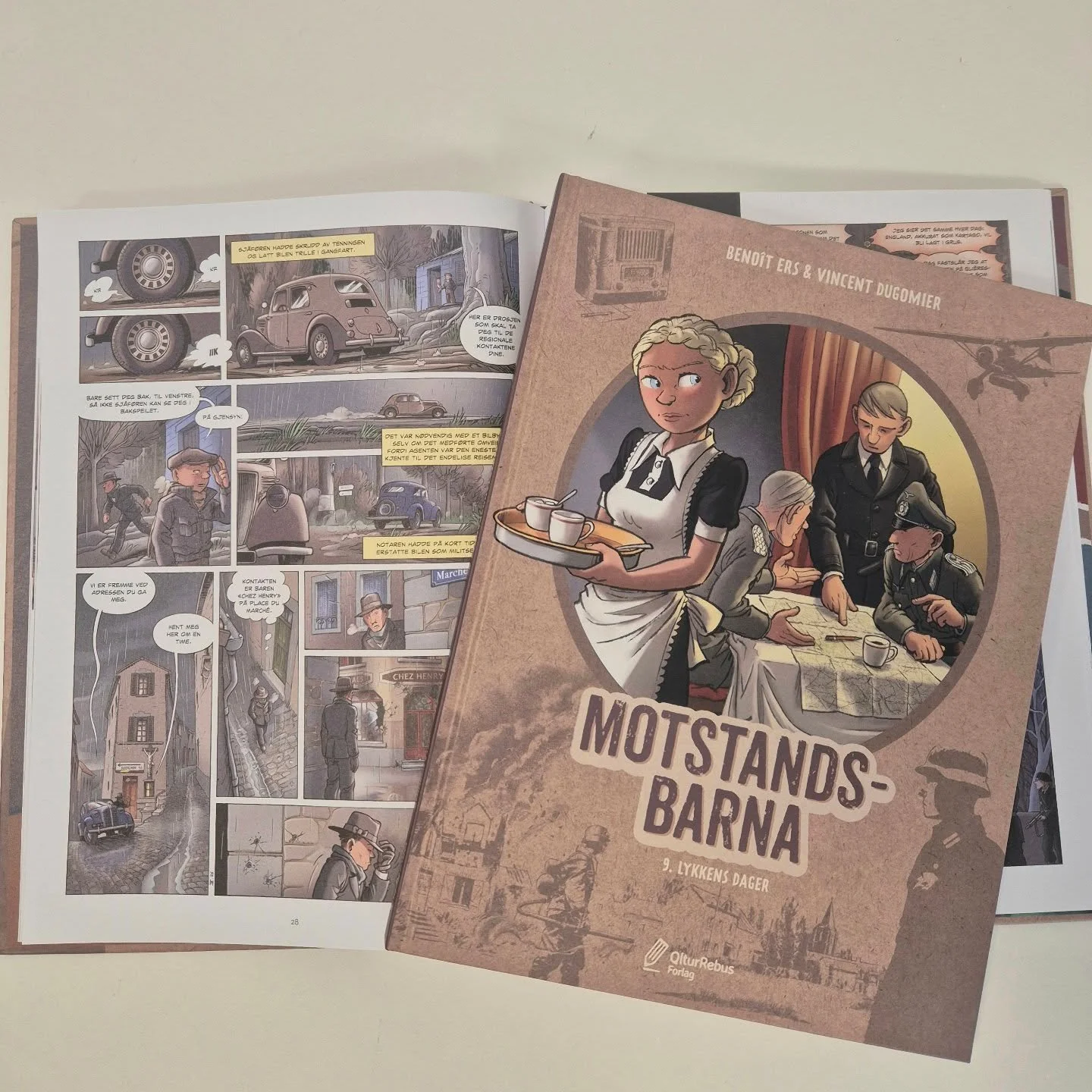 📣Ute i dag! MOTSTANDSBARNA 9.Lykkens dager

📚1944. En agent fra London. Planer om en alliert landgang. Og en motstandsgruppe som vet at ikke dette kommer uten risiko.

En av Frankrikes st&oslash;rste tegneseriesuksesser de siste &aring;rene. Serien