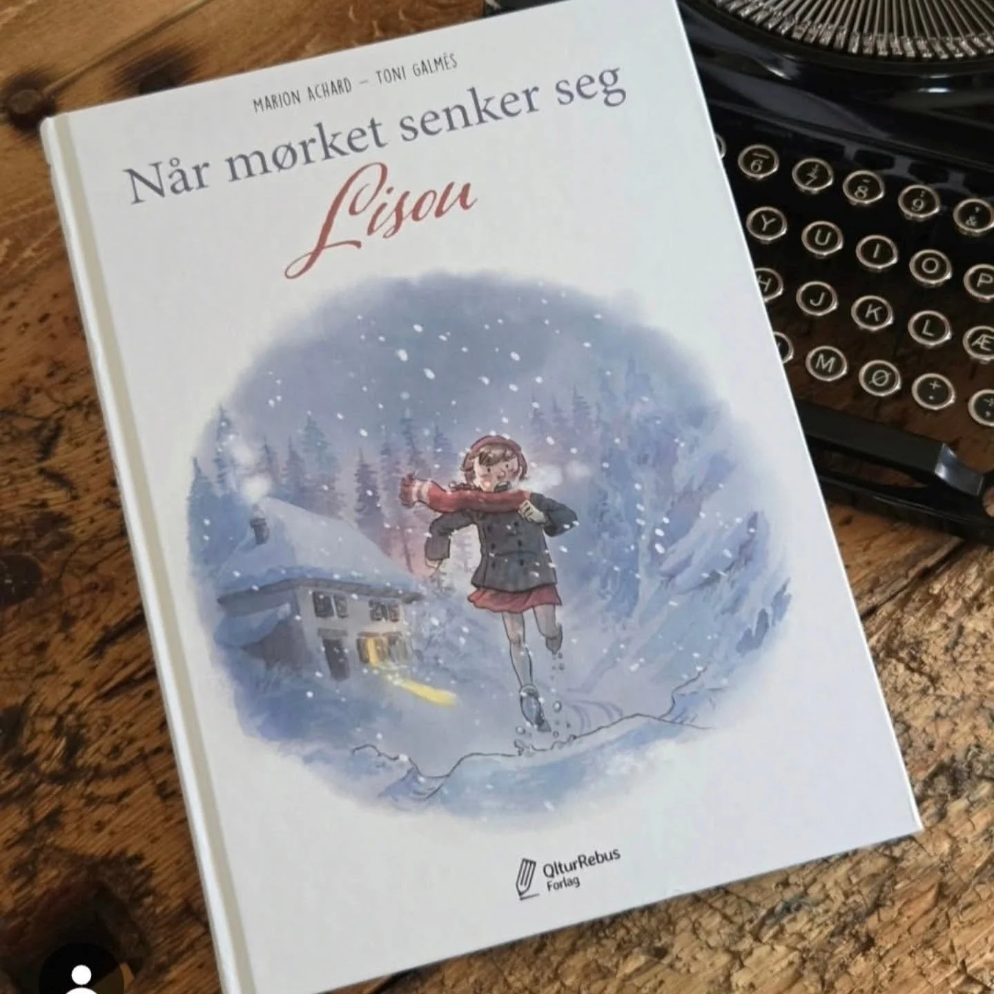 I dag, p&aring; frigj&oslash;ringsdagen, deler vi en vakker og r&oslash;rende omtale fra @leseskyggen.

"Vi f&oslash;lger en av mange j&oslash;diske familier i Frankrike under krigen. Historien fortelles gjennom &oslash;ynene til 10 &aring;r gam