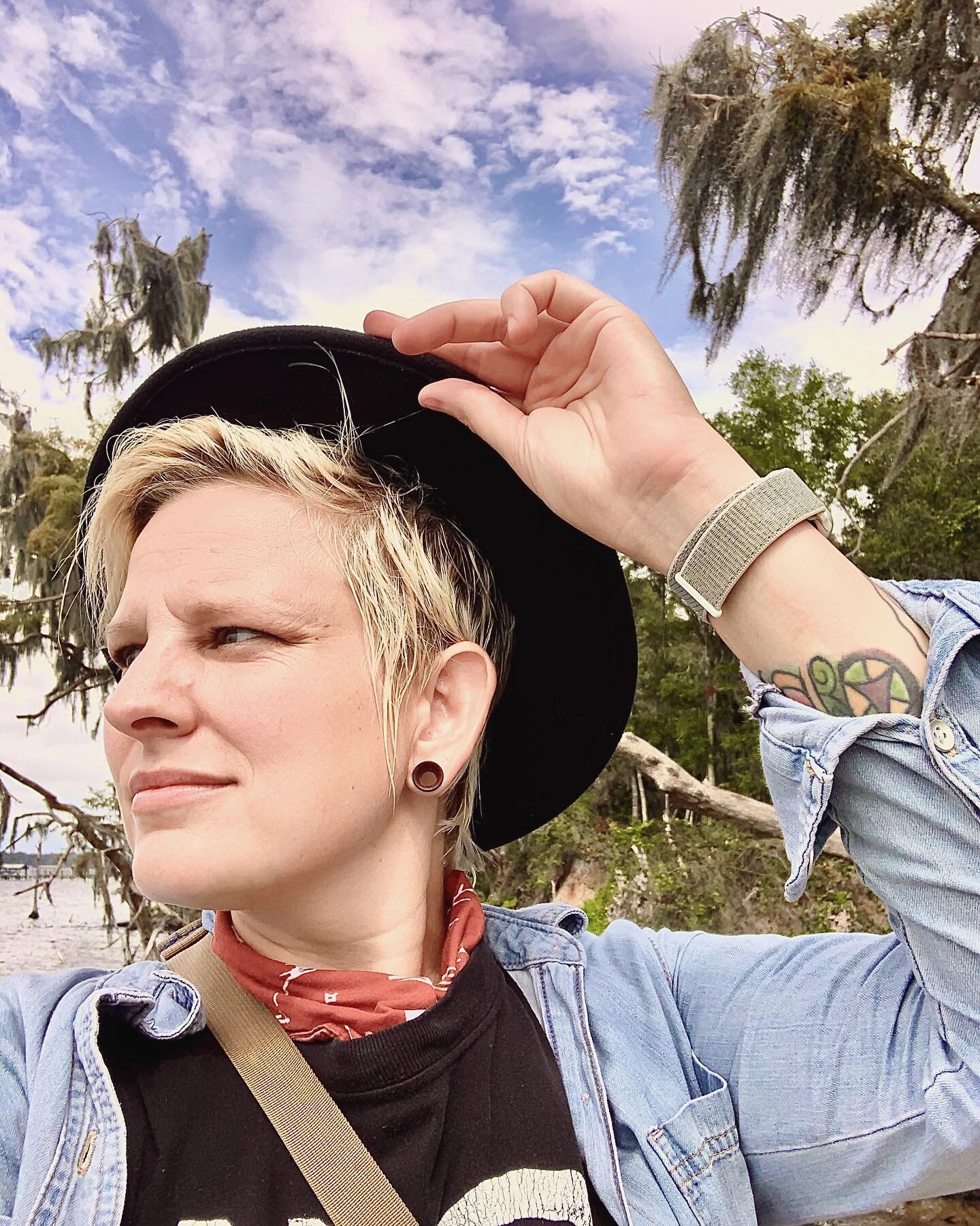 Best day 🪕 I had a wonderful time playing songs and being outside at Alpine Groves Park with the @singoutloudfestival and @avlproductions crew! They have been working their bums off to bring you killer live content. Here is a selfie fail, scenery, a