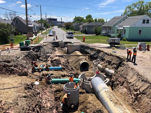 A cool shot from Second Avenue Reconstruction coming out of the intersection at Connaught Ave. 👷&zwj;♂️👷&zwj;♂️🚛🚛⠀
⠀
📸: Steve Farkas⠀
⠀
#averyconstruction #construction #saultstemarie #northernontario #thesoo #ontario #construction