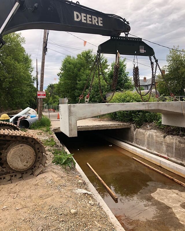 Installing precast arch spans on our Fort Creek Aqueduct site this morning. ⠀
⠀
@decast_ltd ⠀
#averyconstruction #construction #thesoo #saultstemarie #ontario #northernontario