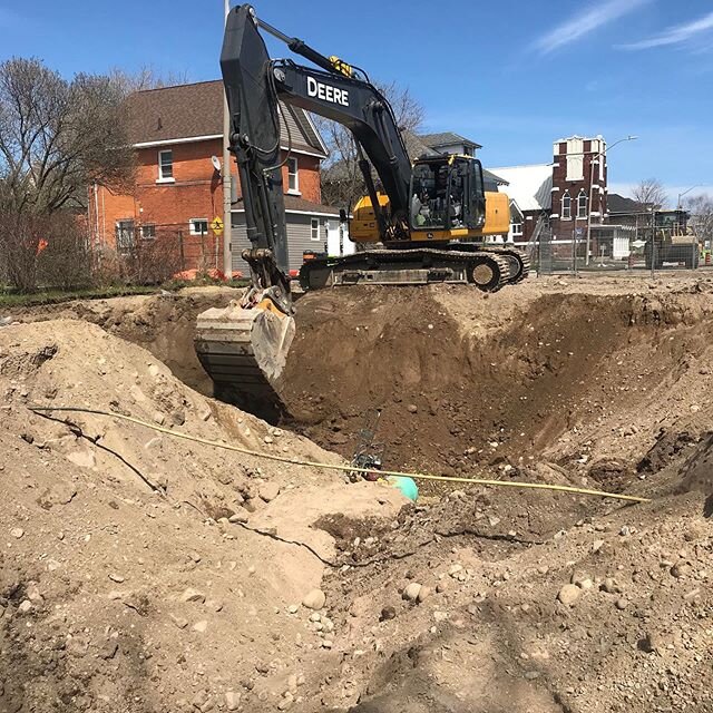 We are replacing a section of sewer on Cathcart Street this week and will be replacing a section of the Fort Creek Aqueduct that crosses Cathcart also. Nice work by our team down on Cathcart Street! 👷&zwj;♂️🥾🚛⠀
⠀
📸 : @chrisgrant⠀
⠀
#averyconstruc
