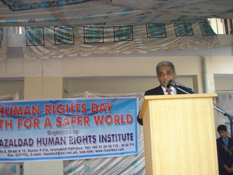 Mr. Naeem Sarfraz Chairman Fazaldad Human Rights Institute addressing students of Fazaldad Human Rights Institute [800x600_.jpg