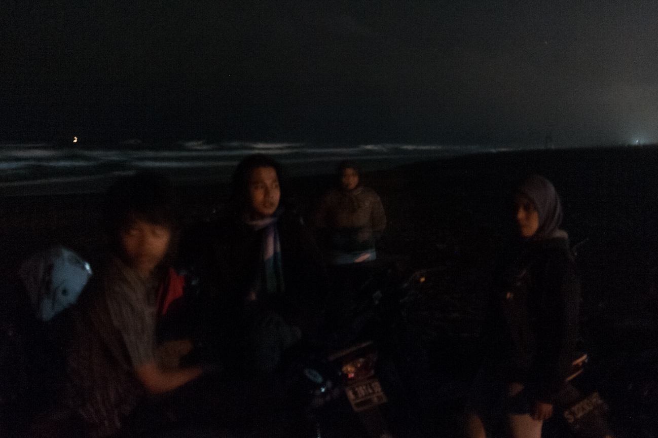 PMII members make a trip to Paringtritis, a beach south of Yogyakarta, to practice impromptu political speeches they will make during demonstrations by shouting towards the ocean. The roar of the waves drowns out sounds, distractions and fear, allowing them to focus on their ideas and expression.